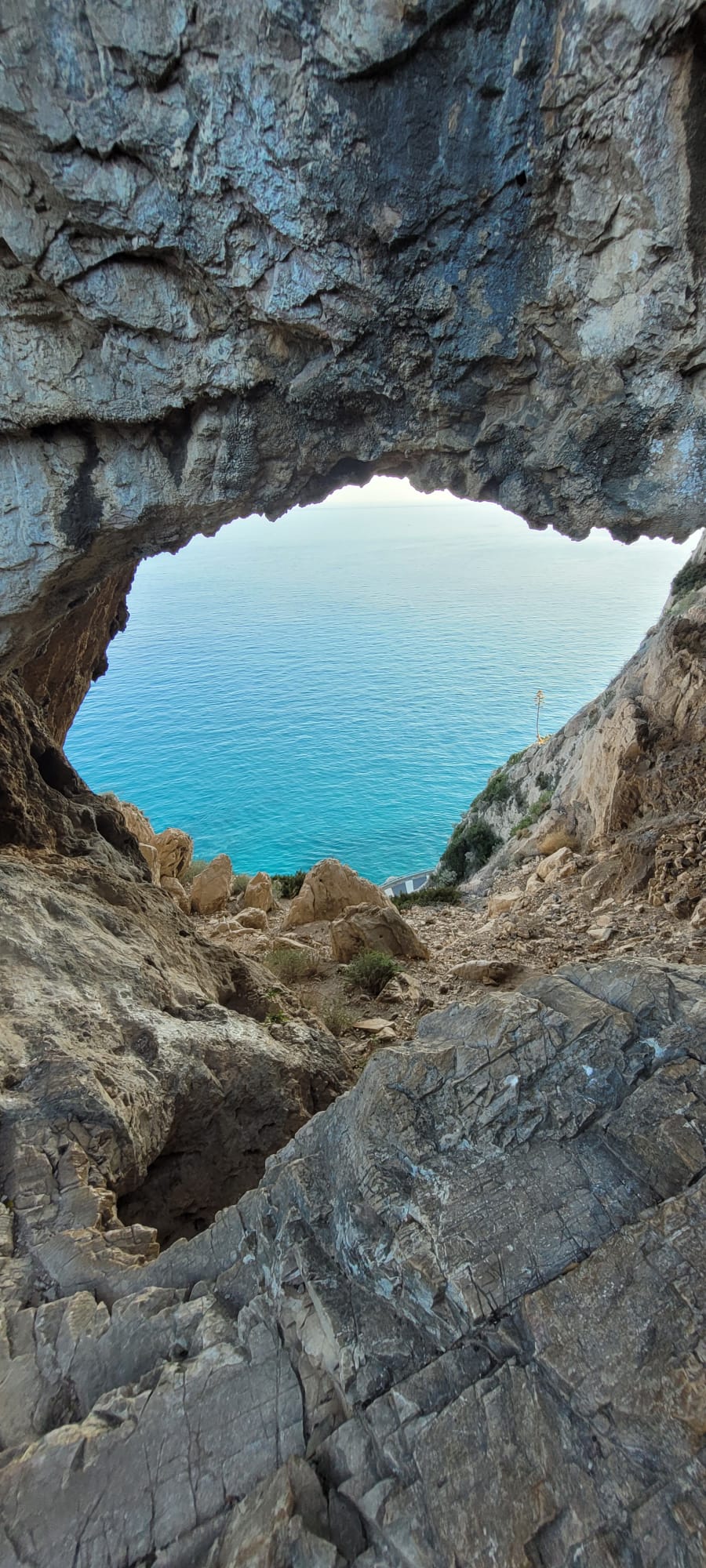 Grotta dei Falsari ala ar skatu uz Ligūrijas jūru